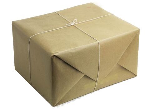 Ein mit braunem Packpapier eingepacktes Buchpaket vor weißem Hintergrund.