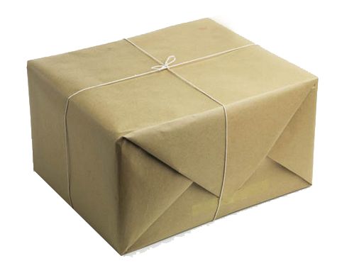 Ein mit braunem Packpapier eingepacktes Buchpaket vor weißem Hintergrund.