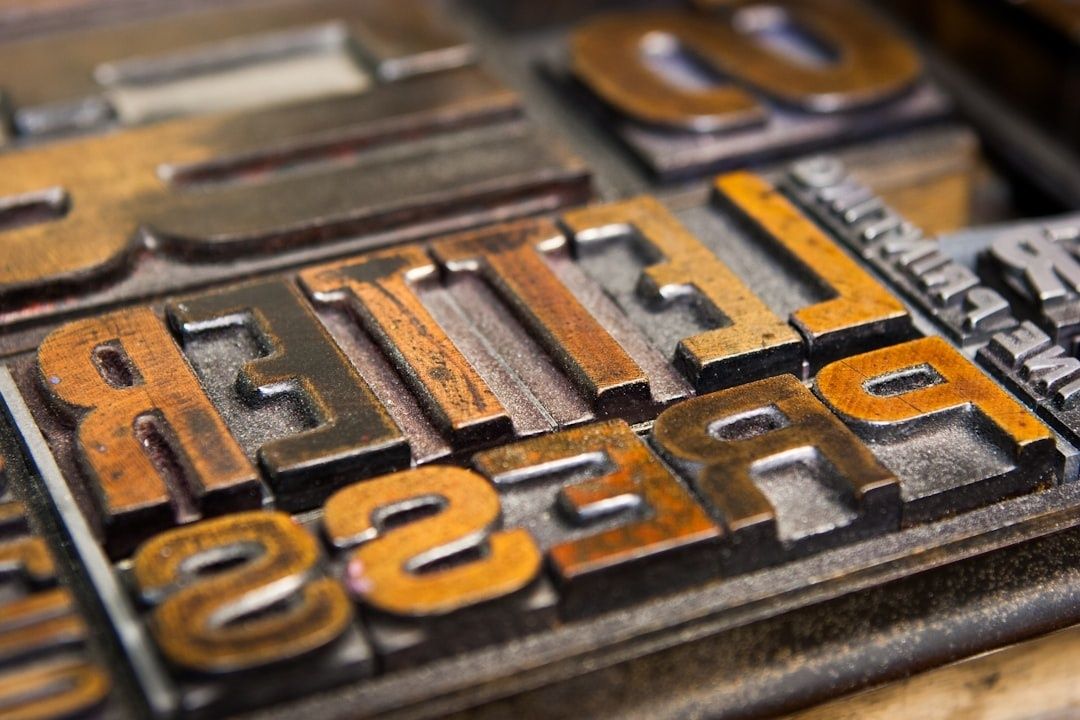 Nahaufnahme von Metallbuchstaben und Zahlen im Setzkasten