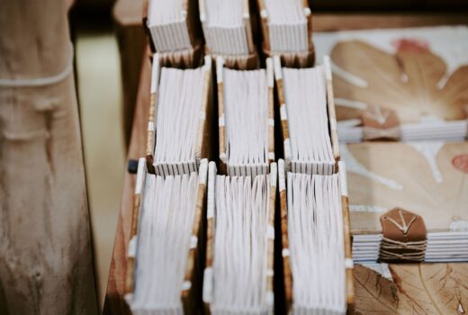 Nahaufnahme handgebundener Bücher mit sichtbaren Seiten und Einbänden