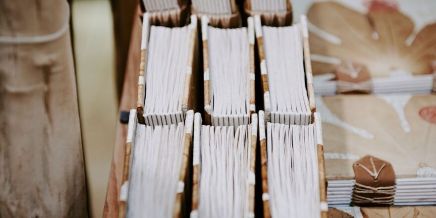 Nahaufnahme handgebundener Bücher mit sichtbaren Seiten und Einbänden
