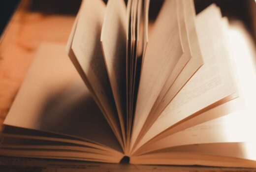 Nahaufnahme eines aufgeschlagenen Buches mit aufgefächerten Seiten